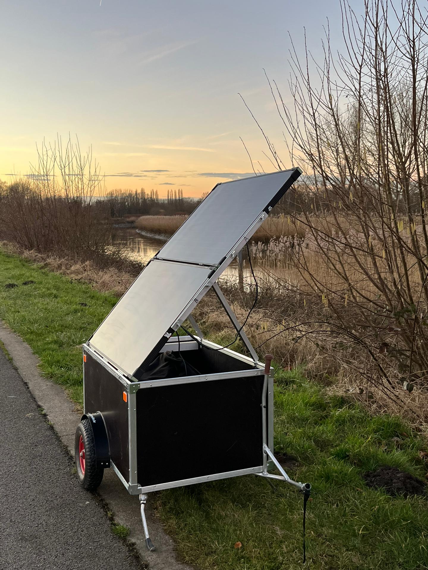 Groene Generator met fietskar volledig opgezet